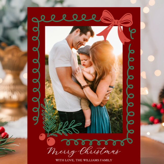 Cartão De Festividades Feliz Vermelha e Verde Desenhada à Mão (Red and green holiday card with hand drawn spiral border, holly, berries, bow, and “Merry Christmas")