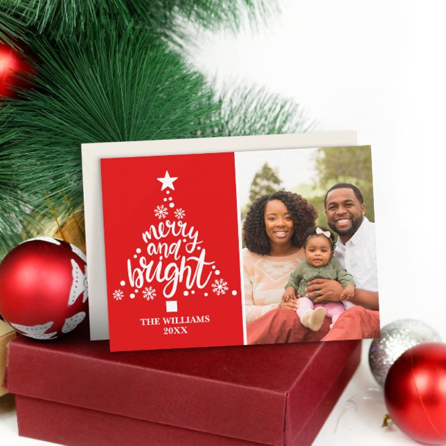 Cartão De Festividades Feliz Vermelha Moderna e Natal Personalizado Brilh (Modern Red Merry & Bright Custom Photo Holiday Card
)