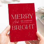 Cartão De Festividades Feliz Vermelha Moderna e Sem Foto Brilhante<br><div class="desc">Cartão de férias moderno com "Feliz e Brilho", apresentado em letras brancas e fundo vermelho com sutis pontos brancos (neve). Personalize a frente do cartão de feriado não fotográfico com o nome da sua família e o ano em caracteres brancos. O cartão se reverte para exibir sua mensagem pessoal em...</div>
