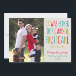 Cartão De Festividades Felizes Férias Felizes, Fruitcake Engraçado<br><div class="desc">Bons amigos não dão bolo aos amigos. Dá-lhes este cartão adorável e eles vão te obrigado mais tarde. Esta design apresenta uma tipografia brilhante, uma ilustração fofinha e uma migalha colorida de bolo frutado. FRONT: "Era este cartão ou Fruitcake (de boas-vindas)". VOLTA: "Feliz Feriados!". Basta adicionar sua própria foto e...</div>