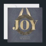 Cartão De Festividades Feriado de Natal Dourado do Wreath Chalkboard<br><div class="desc">Este cartão de cartões de natal de Natal quadrado elegante e chico "JOY" apresenta uma palavra "JOY" em folha de ouro falso sobre um fundo de quadro negro com fatias de folhagem/coroa verde com fita de cebola de ouro. O verso apresenta um fundo dourado falso. Personalize-o para as suas necessidades....</div>