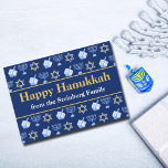 Cartão De Festividades Feriado de Padrão Azul de Hanukkah Feliz e Persona<br><div class="desc">Belo cartão de Chanucá Feliz,  personalizado,  em azul bonito,  com um padrão legal de estrela judaica,  sonho para diversão jogos de Chanukah,  e a menorah judia para o feriado. Personalize com seu nome de família.</div>