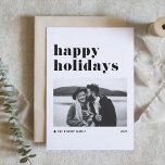 Cartão De Festividades Feriados Felizes da Tipografia em Negrito Retro<br><div class="desc">Feliz Feriados! Envie seus desejos de férias para a família e amigos com este cartão de feriado moderno e personalizável. Apresenta uma tipografia retrógrada com sotaque de árvore de Natal. Personalize este cartão de feriado fotográfico adicionando os seus próprios detalhes. Este cartão de feriado branco e preto está disponível em...</div>