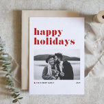 Cartão De Festividades Feriados Felizes da Tipografia Vermelha Retro Bold<br><div class="desc">Feliz Feriados! Envie seus desejos de férias para a família e amigos com este cartão de feriado moderno e personalizável. Apresenta uma tipografia retrógrada com sotaque de árvore de Natal. Personalize este cartão de feriado fotográfico adicionando os seus próprios detalhes. Este cartão de feriado branco e preto está disponível em...</div>
