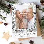 Cartão De Festividades Férias de Natal Modernas e Minimalistas<br><div class="desc">Comemore a época de férias com nosso moderno cartão de roteiro minimalista de fotos de Natal. Esta carta combina maravilhosamente a design contemporânea com o calor de uma querida foto de família. A elegante e minimalista tipografia da escrita adiciona um toque de sofisticação aos vossos cartões de natal. O design...</div>