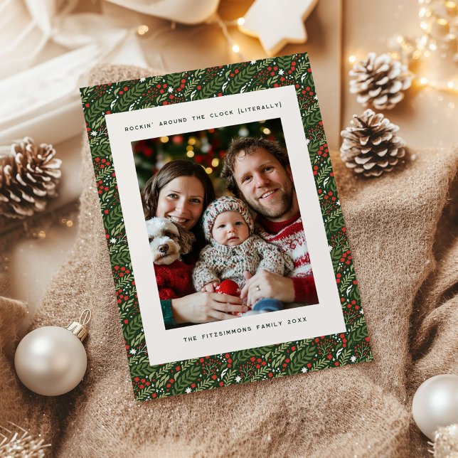 Cartão De Festividades Festive Christmas Holly Leaf Holiday Photo Card (Holly Leaf Christmas photo card)