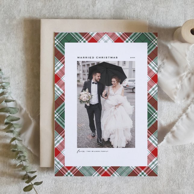 Cartão De Festividades Festivo Tartan Pattern Casou Foto de Natal (Festive Green and Red Tartan Pattern Married Christmas Photo Holiday Card)