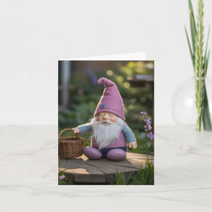 Cartão De Festividades Figura de Gnome Fofinho com Cesta Tecida no Verão