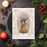 Cartão De Festividades Fita vermelha ilustrada e fotografia de Natal Holl<br><div class="desc">Quadro original ilustrado holly e de fita. Personalize ainda mais para adicionar mais texto ou mais fotos no verso. Abrir editor de cheio para alterar a cor do quadro</div>