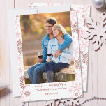 Cartão De Festividades Floco de Neve Muito Feliz Escuro Vermelho de Neve<br><div class="desc">Cartão de Natal personalizado de Foto Vertical com flocos de neve vermelhos e cor-de-rosa na frente e atrás. A saudação diz "desejando-lhe um natal muito feliz e um feliz ano novo", seguido da sua formulação personalizada. Design de férias de inverno minimamente moderno e elegante, com letra manuscrita e tipografia moderna....</div>