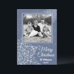 Cartão De Festividades Flocos de neve brancos Elegante Winter<br><div class="desc">Celebre a temporada com este cartão de Natal maravilhosamente desenhado com um fundo azul profundo adornado com intrincados flocos de neve brancos. O design elegante define o tom de inverno perfeito, e você pode personalizá-lo facilmente com sua própria foto de família para torná-lo exclusivamente seu. Ideal para espalhar alegria de...</div>