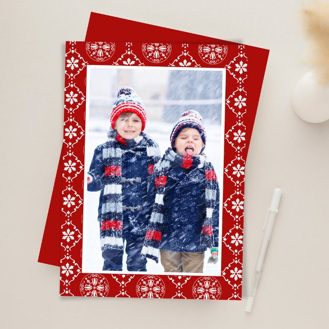 Cartão De Festividades Flocos de neve vermelhos natalinos Uma foto (Simple red snowflake pattern holiday photo card. )