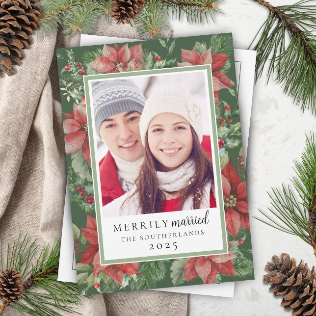 Cartão De Festividades Floral de Natal Moderno Casal Felizmente Casado Re (elegant green and red poinsettia floral merrily married newlyweds christmas cards with messages)