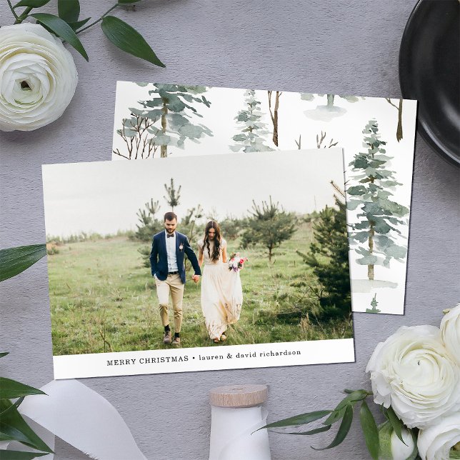 Cartão De Festividades Floresta de inverno | Feliz Natal Foto (A festive Christmas photo card with a winter forest pattern on the back)