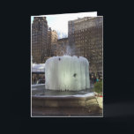 Cartão De Festividades Fonte de gelo congelado Bryant Park Nova Iorque NY<br><div class="desc">Cartão comemorativo apresenta uma fotografia original da fonte no Parque Bryant,  congelada e sólida num dia frio de inverno. Não vê o que está procurando? Precisa de ajuda para a personalização? Clique em "contate este designer" para criar algo apenas para você!</div>