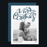 Cartão De Festividades Foto Azul de Caligrafia Moderna Feliz Natal<br><div class="desc">Feliz Natal! Envie desejos de Natal para a família e amigos com este cartão de Natal personalizável. Apresenta caligrafia moderna e uma escrita simples. Personalize este cartão de Natal da caligrafia moderna adicionando sua foto,  mensagem e nomes. Este cartão de Natal moderno está disponível em outros estoques de cartão.</div>