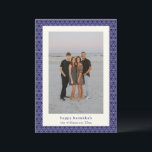 Cartão De Festividades Foto Azul Elegante da Linha Estrela Moderna de Han<br><div class="desc">Envie desejos calorosos aos amigos e à família deste Chanucá com esta carta elegante, apresentando um padrão moderno de linha de estrelas judaicas em azul e branco vibrantes. Personalizado com sua foto, saudação e nome, é a maneira perfeita de celebrar o Festival das Luzes com um toque único e ponderado....</div>