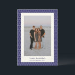 Cartão De Festividades Foto Azul Elegante da Linha Estrela Moderna de Han<br><div class="desc">Envie desejos calorosos aos amigos e à família deste Chanucá com esta carta elegante, apresentando um padrão moderno de linha de estrelas judaicas em azul e branco vibrantes. Personalizado com sua foto, saudação e nome, é a maneira perfeita de celebrar o Festival das Luzes com um toque único e ponderado....</div>