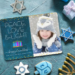 Cartão De Festividades Foto Blue Hanukkah Menorah Peace Love Light Type<br><div class="desc">"Paz, amor e luz." Uma ilustração lúdica, moderna e artística das velas de padrão de feto em uma menorah ajuda você a lançar no feriado de Chanucá, junto com a foto personalizada de sua escolha. Velas azuis cortadas com padrões de folha fina coloridos sobrepõem um fundo de cor de água...</div>