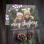 Cartão De Festividades Foto: Camada branca de script Feliz Natal<br><div class="desc">Folhas botânicas verdes e padrão de bagas atrás. Utilize uma imagem com o sujeito, de preferência, no meio ou na direção do topo. Uma foto mais escura funciona melhor com esta camada branca. Faça uma saudação de Feliz Natal única e moderna com uma tendência e um padrão alegre nas costas....</div>