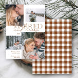 Cartão De Festividades Foto casada e Feliz 4 recém-publicada<br><div class="desc">Celebre sua primeira temporada de festas como recém-casados com este Cartão de Férias Recém-casado e Feliz 4, que lindamente conta sua história de amor. Este design irradia calor e elegância, misturando encanto acolhedor, rústico com sofisticação do eterno. Cada foto parece um vislumbre em sua jornada juntos, capturando a magia de...</div>