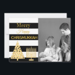 Cartão De Festividades Foto Chrismukkah Black and White Stripes Douradas<br><div class="desc">Adicione a sua foto a este cartão de férias Chrismukkah divertido num estilo moderno de listras negras e brancas com sotaques dourados para o Natal e Hanukkah juntos. Feliz Feliz Chrismukkah! Substitua a fotografia do titular do lugar por uma fotografia da sua própria família para obter uma placa personalizada única....</div>