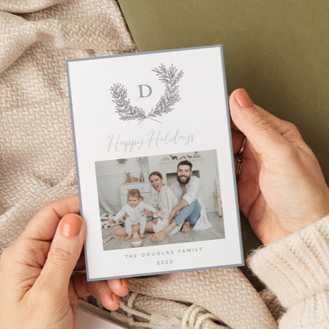 Cartão De Festividades Foto Clássica do Brasão Monograma Azul e Branco (Blue and white monogram botanical crest holiday card.)