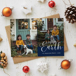 Cartão De Festividades Foto Collage Peace On Earth Christmas Family Dog<br><div class="desc">Crie um cartões de natal emocionante com a colagem de fotos "Peace on Earth", com um cartão de Natal com sua família e seu cachorro. Essa design minimalista inclui a escrita moderna e a caligrafia simples, perfeita para mostrar memórias queridas. Um belo pano de fundo azul adiciona um toque festivo...</div>