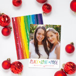 Cartão De Festividades Foto Colorida Rainbow Peace Love Pride LGTBQ <br><div class="desc">Este cartão com fotos festivo apresenta uma saudação colorida do arco-íris que diz "amor pela paz e orgulho". A parte de trás da placa apresenta o mesmo fundo colorido do arco-íris. Este design acomoda uma foto e funcionaria bem em cores ou preto e branco. Design Dica: você pode adicionar outra...</div>