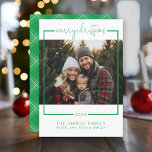 Cartão De Festividades Foto com Borda Mínima Feliz Natal verde<br><div class="desc">Adicione sua foto a este Cartão de Natal online com a opção de baixar e enviar seus cartões eletronicamente este ano! Padrão de Xadrez simples no verso - Um Cartões de natal simples e minimalista com 1 fotografia e caligrafia moderna. Uma simples camada fina de borda destaca uma foto horizontal...</div>