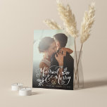 Cartão De Festividades Foto com Chic Casado e Feliz, com Letra Chic<br><div class="desc">Celebre o seu primeiro natal casado com este cartão de feriado de na moda com a nossa letra de mão que diz "Casado e Feliz", acentuado com bagas sagradas desenhadas à mão. Personalize a frente com sua foto e seus nomes, e a parte traseira oferece ampla margem para escrever seu...</div>