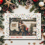 Cartão De Festividades Foto da cadeia de luz natalícia<br><div class="desc">Uma fileira de luzes vermelhas, verdes, amarelas e azuis das árvores de Natal, e sua foto favorita com seus nomes e saudações em letras quicas, são uma bela maneira de enviar alegria de férias. Selecione Matte para o papel mais pesado e alta definição para melhor qualidade de impressão. DOWNLOAD INSTANTÂNEO...</div>