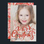 Cartão De Festividades Foto da Caligrafia Moderna Vermelha Feliz Natal<br><div class="desc">Feliz Natal! Mande seus Cartões de natal festivos para a família e amigos com este Cartões de foto de Natal personalizável. Apresenta caligrafia branca moderna com padrão festivo. Personalize adicionando uma foto, nomes, ano e outros detalhes. Este cartão de Natal com fotografia manuscrita está disponível em outros estoques de cartão....</div>
