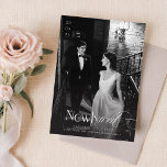 Cartão De Festividades Foto da camada de Natal moderna recém-casada<br><div class="desc">Celebre sua alegre temporada com este novo cartão de Natal vintage de dois lados. Apresentando uma elegante foto em preto e branco, esta carta dupla face captura a essência romântica e única do seu primeiro ano como casal casado. A estética do eterno, aliada a mensagens personalizadas incríveis, faz deste cartão...</div>