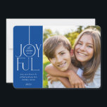 Cartão De Festividades FOTO DA FAMÍLIA 2023 elegante tipo azul JOYFUL mod<br><div class="desc">por kat massard >> WWW.SIMPLYSWEETPAPERIE.COM <<< Uma design elegante de cartão com a citação "JOYFUL" com o tipo de script elegante combinado com a tipografia serif e a cor simples no verso, dando-lhe a oportunidade de escrever uma mensagem pessoal à mão. Com fotos em forma de quadrado na frente, na...</div>