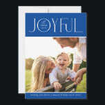 Cartão De Festividades FOTO DA FAMÍLIA 2023: moderno elegante azul-JOVEM<br><div class="desc">por kat massard >> WWW.SIMPLYSWEETPAPERIE.COM <<< Uma design elegante de cartão com a citação "JOYFUL" com o tipo de script elegante combinado com a tipografia serif e a cor simples no verso, dando-lhe a oportunidade de escrever uma mensagem pessoal à mão. Com fotos em forma de quadrado na frente, na...</div>