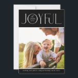 Cartão De Festividades FOTO DA FAMÍLIA 2023: moderno elegante preto alegr<br><div class="desc">por kat massard >> WWW.SIMPLYSWEETPAPERIE.COM <<< Uma design elegante de cartão com a citação "JOYFUL" com o tipo de script elegante combinado com a tipografia serif e a cor simples no verso, dando-lhe a oportunidade de escrever uma mensagem pessoal à mão. Com fotos em forma de quadrado na frente, na...</div>