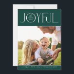 Cartão De Festividades FOTO DA FAMÍLIA 2023: moderno elegante verde-JOVEM<br><div class="desc">por kat massard >> WWW.SIMPLYSWEETPAPERIE.COM <<< Uma design elegante de cartão com a citação "JOYFUL" com o tipo de script elegante combinado com a tipografia serif e a cor simples no verso, dando-lhe a oportunidade de escrever uma mensagem pessoal à mão. Com fotos em forma de quadrado na frente, na...</div>