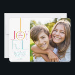 Cartão De Festividades FOTO DA FAMÍLIA A moderna tipografia elegante JOYF<br><div class="desc">por kat massard >> WWW.SIMPLYSWEETPAPERIE.COM <<< Uma design elegante de cartão com a citação "JOYFUL" com o tipo de script elegante combinado com a tipografia serif e a cor simples no verso, dando-lhe a oportunidade de escrever uma mensagem pessoal à mão. Com fotos em forma de quadrado na frente, na...</div>