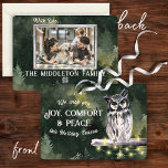 Cartão De Festividades Foto da família de Natal Rustic Green Snowy Owl<br><div class="desc">Uma coruja de neve com aquarela tranquila se senta em um galho na floresta verde escura com neve caindo. Quase se consegue ouvir o silêncio. Este cartão é um sentimento belo e rústico, e fala a um sentimento de paz e calma. Poderíamos dar este cartão aos vossos amigos e familiares...</div>