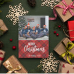 Cartão De Festividades Foto da Família Feliz de Natal da Xadrez Rustic Co<br><div class="desc">Divertidos e festivos, esses cartões com fotos são a melhor maneira de enviar desejos calorosos nesta temporada de festas. O design apresenta um padrão de flanela vermelho, branco e preto na frente com o texto "Feliz Natal" que pode ser mudado e um lugar para colocar seu nome de família e...</div>