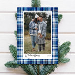 Cartão De Festividades Foto da família Flannel de Xadrez Azul e Branco<br><div class="desc">Cartão de feriado de tecido azul e branco com flanela de xadrez. O design apresenta um design de textura azul e branca do tecido de flanela da xadrez com dicas de azul-claro e azul-marinho. Personalize com sua foto especial e personalize com seu sobrenome e ano. Projetado por Papelaria de Moodthologia...</div>