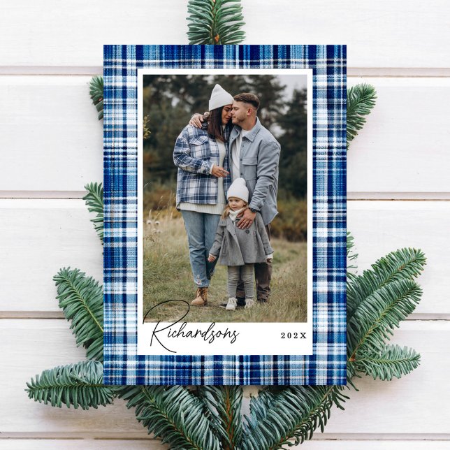 Cartão De Festividades Foto da família Flannel de Xadrez Azul e Branco (Cozy Blue and White Plaid Flannel Family Photo Holiday Card)
