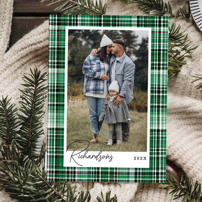 Cartão De Festividades Foto da família Flannel de Xadrez Verde e Branco (Cozy Green and White Plaid Flannel Family Photo Holiday Card)