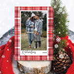 Cartão De Festividades Foto da família Flannel de Xadrez Vermelha e Branc<br><div class="desc">Cartão de feriado de tecido de flanela de xadrez vermelha e branca. O design apresenta um design de textura do tecido de flanela de xadrez vermelha e branca com pistas de rosa claro. Personalize com sua foto especial e personalize com seu sobrenome e ano. Projetado por Papelaria de Moodthologia</div>