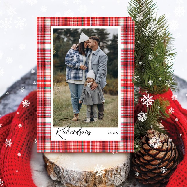 Cartão De Festividades Foto da família Flannel de Xadrez Vermelha e Branc (Cozy Red and White Plaid Flannel Family Photo Holiday Card)