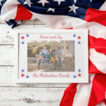 Cartão De Festividades Foto da Família Patriótica Stars<br><div class="desc">Cartão de Natal da família com estrelas vermelho e azul patrióticas. Crédito fotográfico Fotografia © Storytree Studios,  Stanford,  CA. A imagem modelo deve ser substituída pela sua própria foto</div>