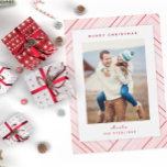 Cartão De Festividades Foto da família vermelha Stripes Elegante<br><div class="desc">Listras elegantes e simples em tons sazonais de vermelho-menta e crimson cercam uma foto da família com cartões de natal e nome personalizados.</div>