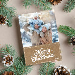 Cartão De Festividades Foto Da Tipografia De Natal Da Rustic Retro Merry<br><div class="desc">Celebre as festas com este cartão com fotos rústico com arte de tipografia de Feliz Natal. Papel kraft castanho falso enquadra suas fotos e adiciona um toque de vintage. Adicione sua mensagem personalizada à parte traseira do cartão. Diversão e festiva, mas tenda e na moda, seu cartão certamente faz amigos...</div>