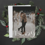 Cartão De Festividades Foto da Tipografia Mínima Envolvida<br><div class="desc">Comemore seu noivado com estilo com a "Cartão de Feriado de Foto da Tipografia Mínima Envolvida". Esta carta elegante apresenta um design simples e limpo que destaca as suas notícias interessantes com a escrita moderna e manuscrita e a tipografia minimalista. Personalize-o com a sua foto de noivado favorita, criando uma...</div>